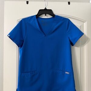 Figs women’s casma three pocket scrub top in royal blue